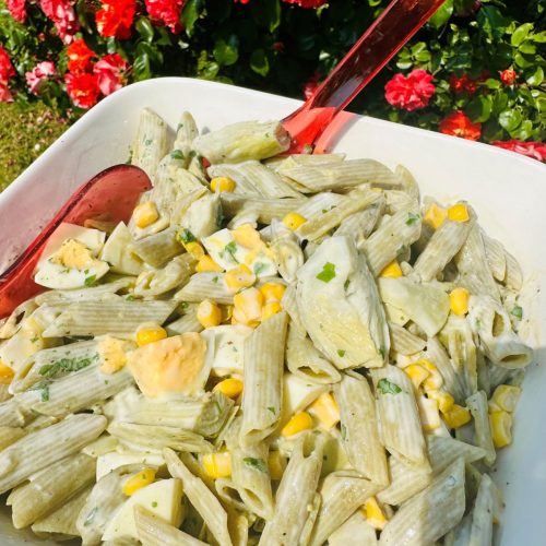 Salade de pâtes aux coeurs d'artichauts, oeufs durs et maïs