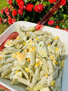 Salade de pâtes aux coeurs d'artichauts, oeufs durs et maïs