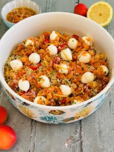 Salade de quinoa aux pois chiches, tomates, mozzarella et salsa abricot