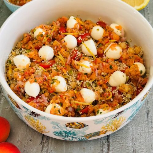 Salade de quinoa aux pois chiches, tomates, mozzarella et salsa abricot