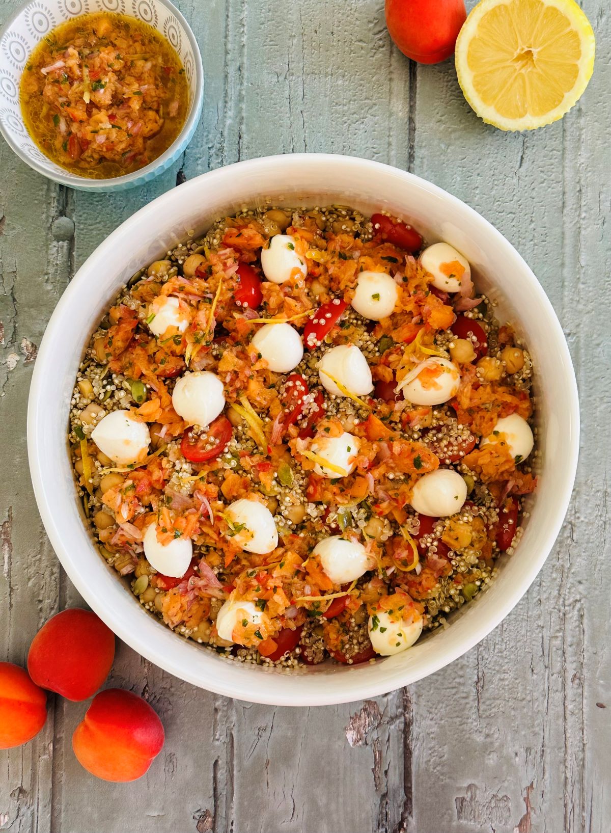 Salade de quinoa aux pois chiches, tomates, mozzarella et salsa abricot