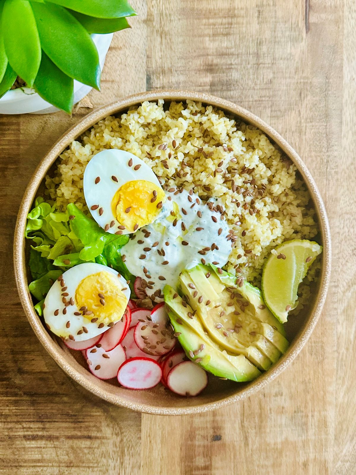 Buddha bowl oeuf avocat boulgour et radis avec sauce yaourt et herbes