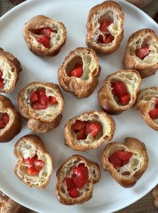 Déposer les fraises dans les choux