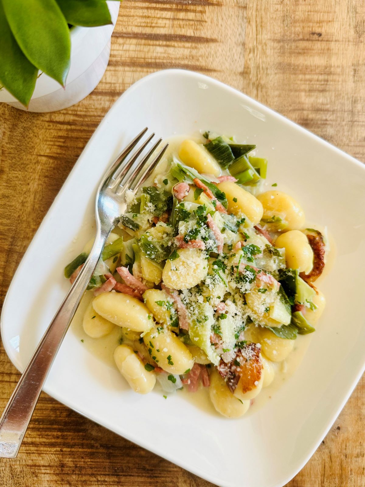 Gnocchi au jambon, poireaux, sauce à la burrata