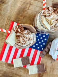 Boisson milkshake kinder avec chantilly et nutella