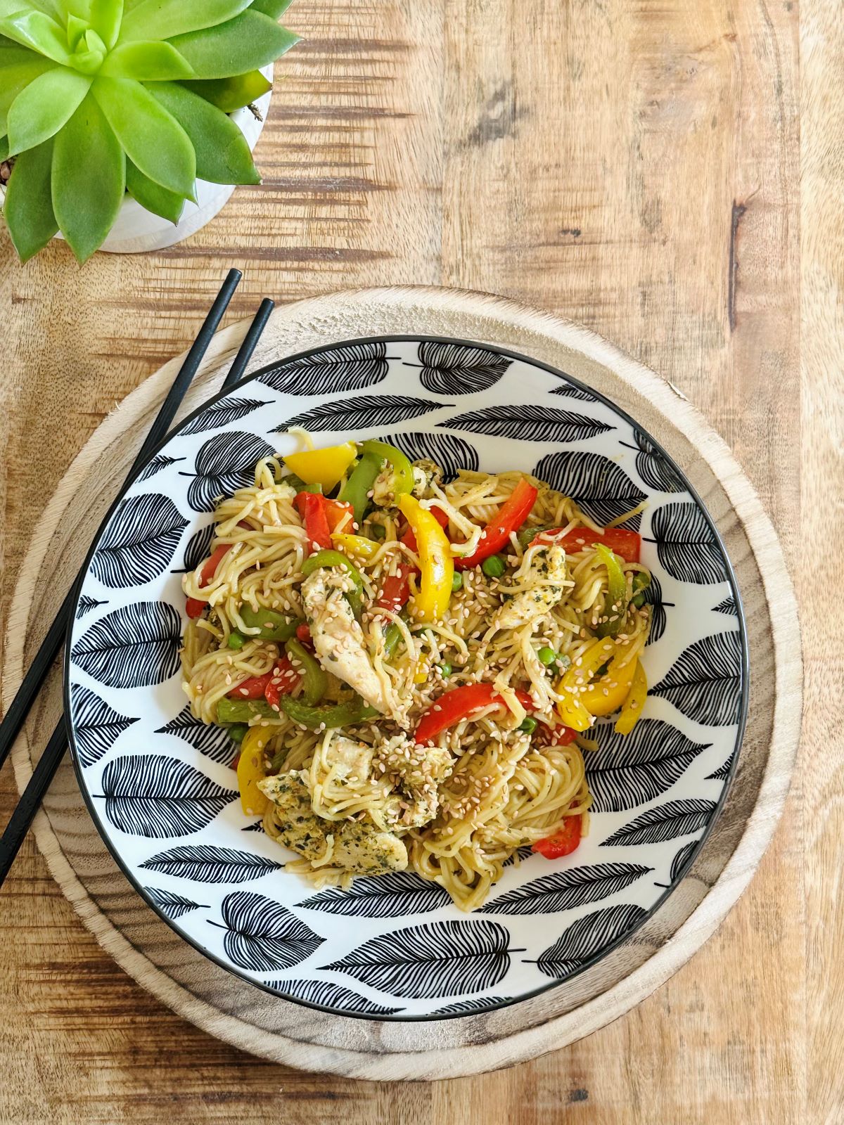 Wok de nouilles de riz aux légumes du soleil et au poulet