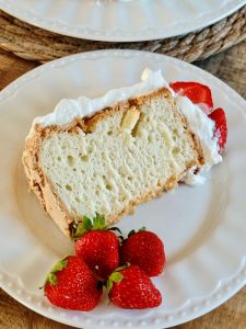 Gâteau des anges moelleux aux fraises et à la chantilly