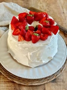 Gâteau des anges avec chantilly et fraises