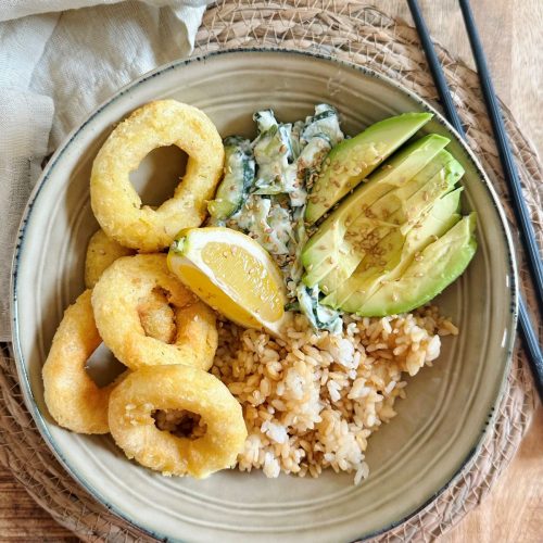 Bowl avec calamars à la romaine, riz, salade de concombre, avocat