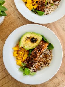 Poke bowl saumon frais cuit, riz, avocat, mangue et sauce soja-gingembre