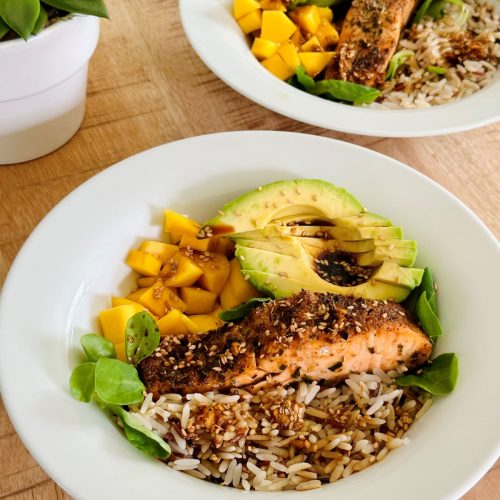 Poke bowl saumon frais cuit, riz, avocat, mangue et sauce soja-gingembre