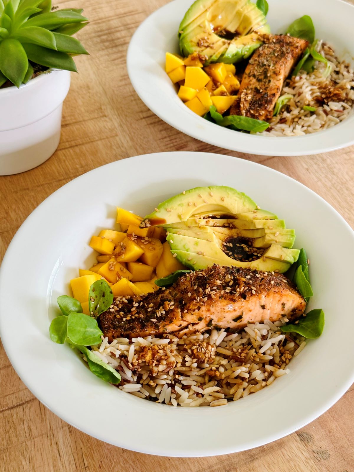 Poke bowl saumon frais cuit, riz, avocat, mangue et sauce soja-gingembre