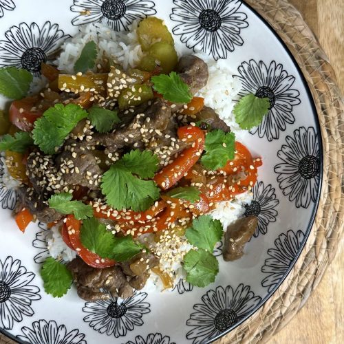 Bowl de boeuf et légumes sautés avec riz, coriandre, céleri et sésame