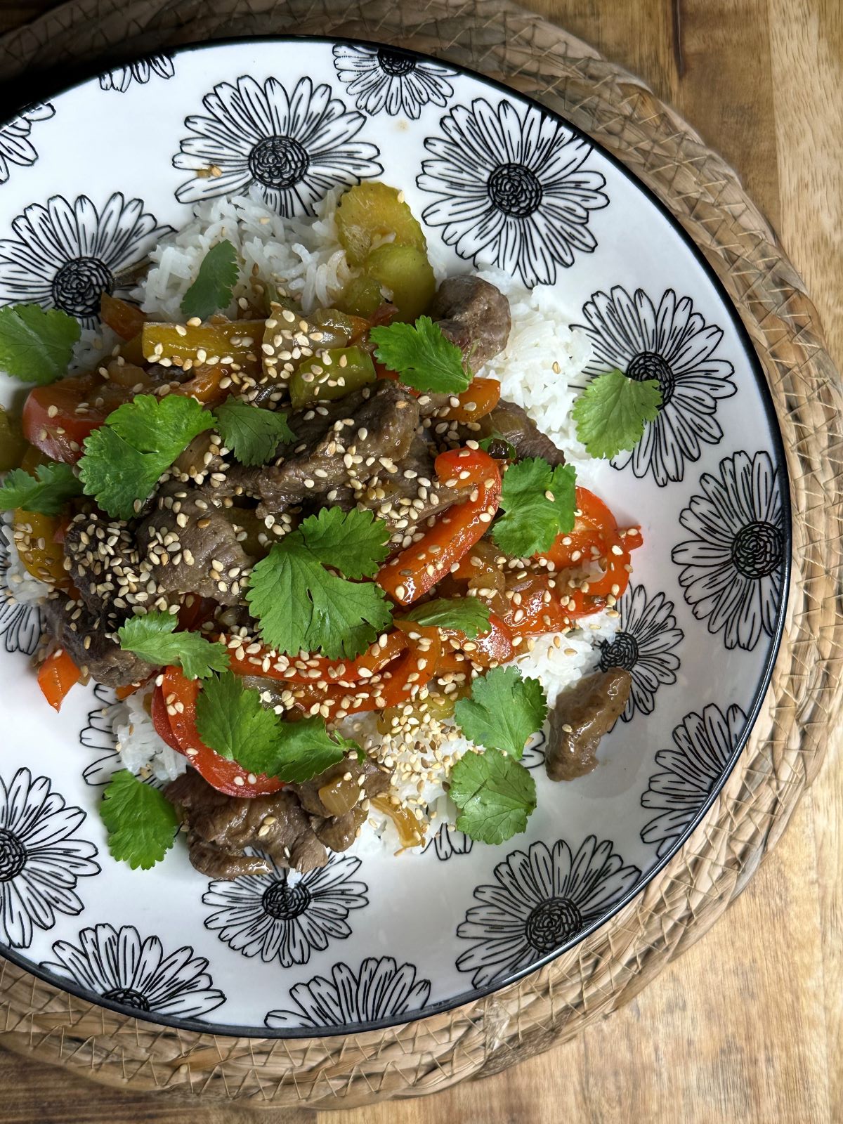 Bowl de boeuf et légumes sautés avec riz, coriandre, céleri et sésame