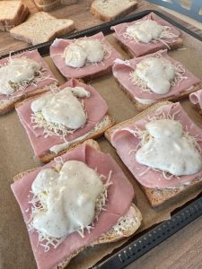 Pain de mie, béchamel, jambon, fromage