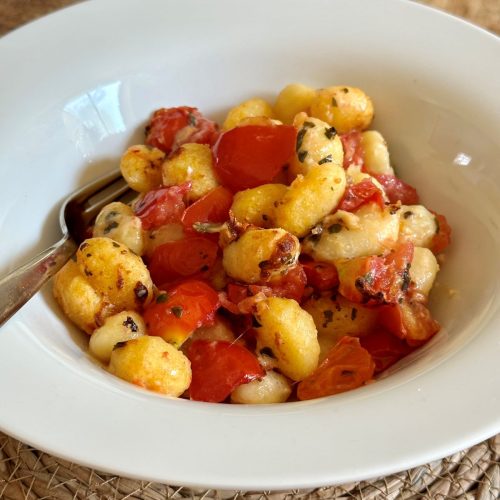 Gnocchi en Air FRyer, avec tomates fraîches, basilic, huile d'olive, parmesan, mozzarella