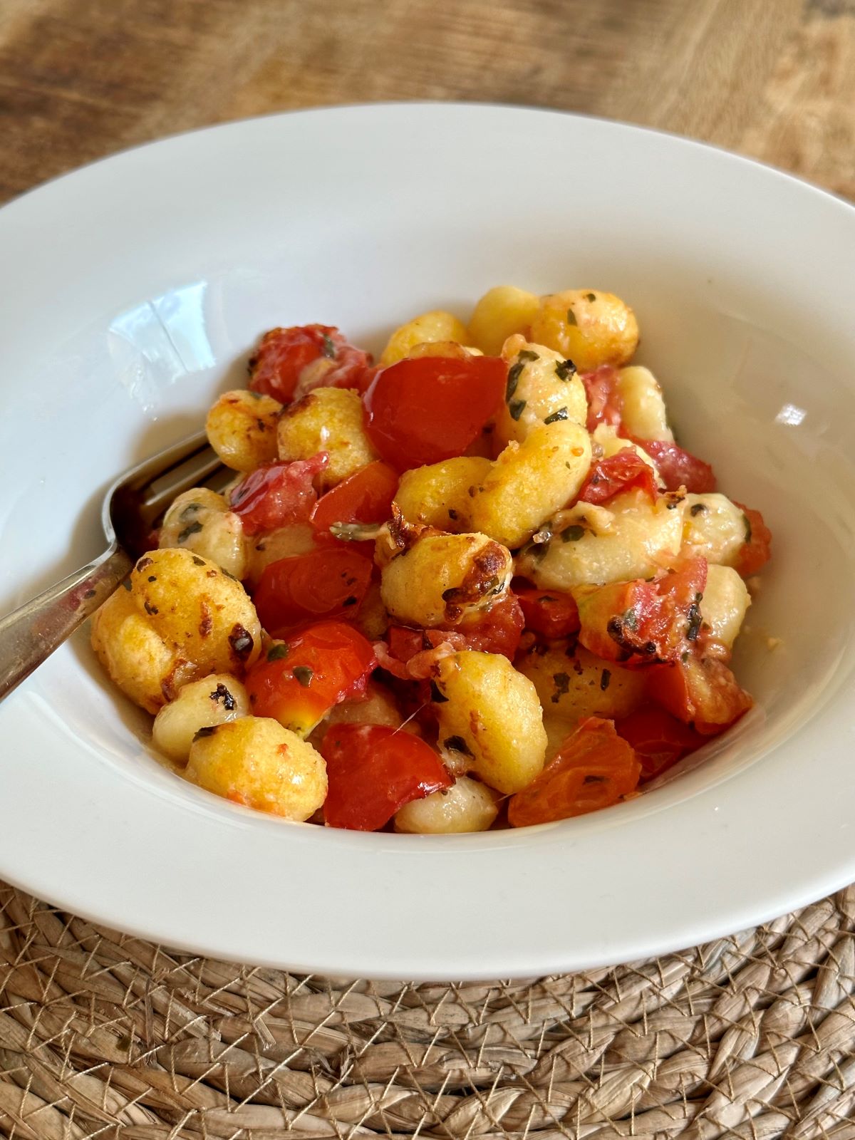 Gnocchi en Air FRyer, avec tomates fraîches, basilic, huile d'olive, parmesan, mozzarella