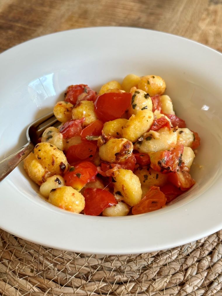 Gnocchi aux tomates fraîches, basilic, huile d'olive, mozzarella, parmesan