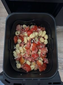 Gnocchi, huile d'olive, basilic, tomates fraîches, mozzarella, parmesan, sel et poivre