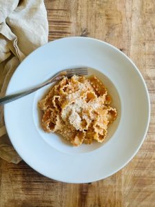 Pâtes à la sauce tomate et mozzarella