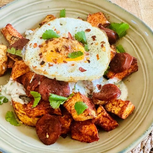 Patate douce et chorizo en air fryer avec un oeuf au plat et de la sauce yaourt