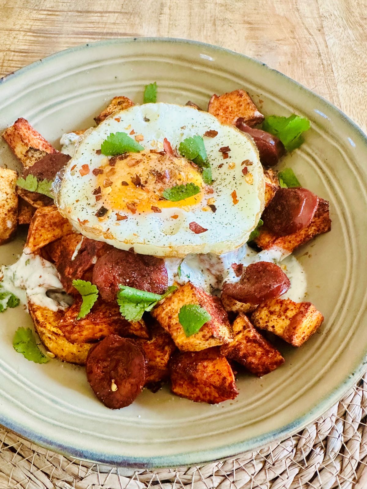 Patate douce et chorizo en air fryer avec un oeuf au plat et de la sauce yaourt