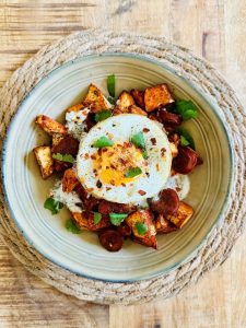 Patate douce au paprika, chorizo en air fryer, avec sauce yaourt et oeuf au plat