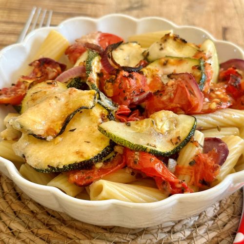 Légumes méditerranéens au parmesan grillés en air fryer servis avec des pâtes