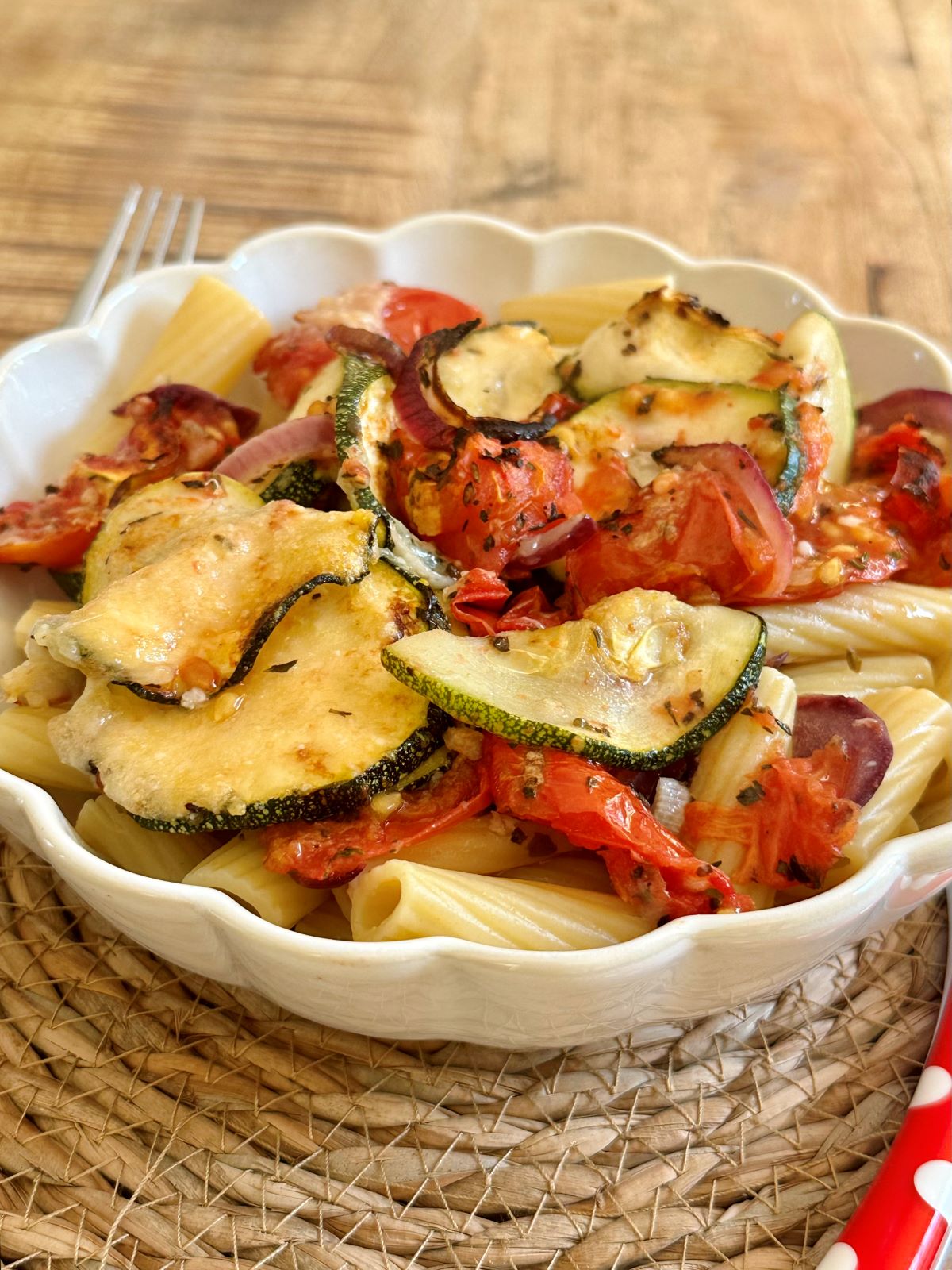 Légumes méditerranéens au parmesan grillés en air fryer servis avec des pâtes