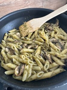 Penne, pesto, champignons