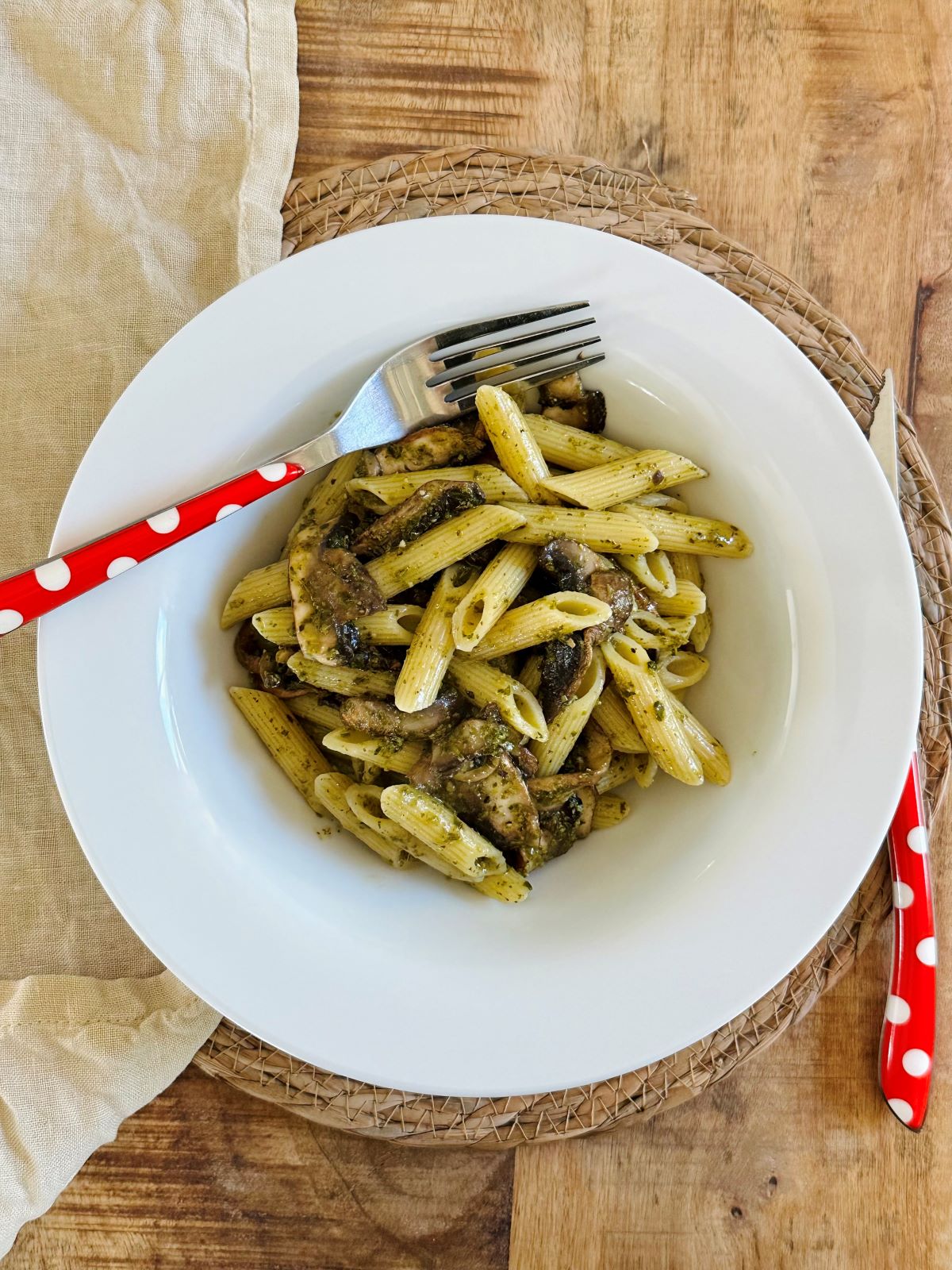 Penne, pesto vert, portobellos