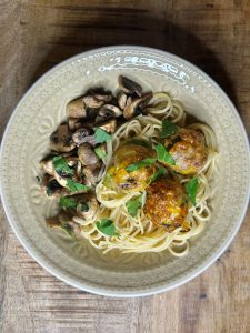 Boulettes de porc au cheddar et persil, spaghetti et champignons