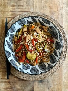 Nouilles chinoises au wok avec poulet et légumes