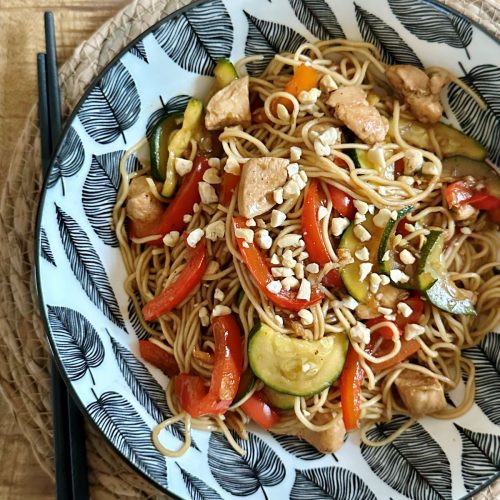 Nouilles chinoises au poulet et légumes sautés