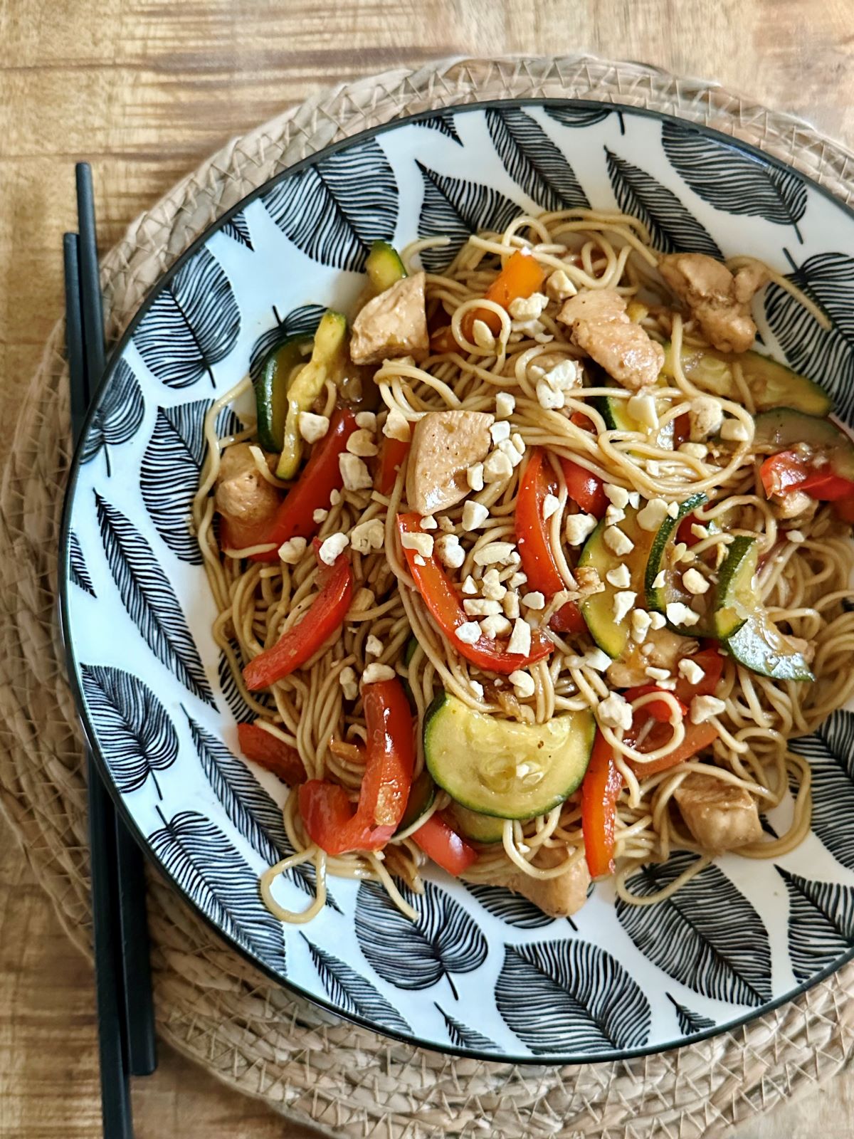 Nouilles chinoises au poulet et légumes sautés