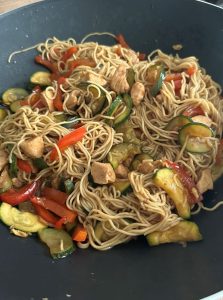 Nouilles au wok avec poulet et légumes, façon asiatique