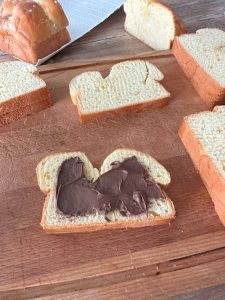 Etaler du nutella sur une tranche de brioche