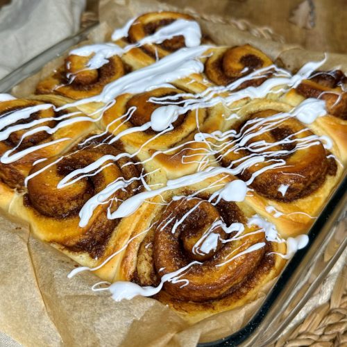 Cinnamon rolls maison avec glaçage blanc