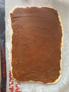 Etaler la pâte à la cannelle sur la pâte à brioche