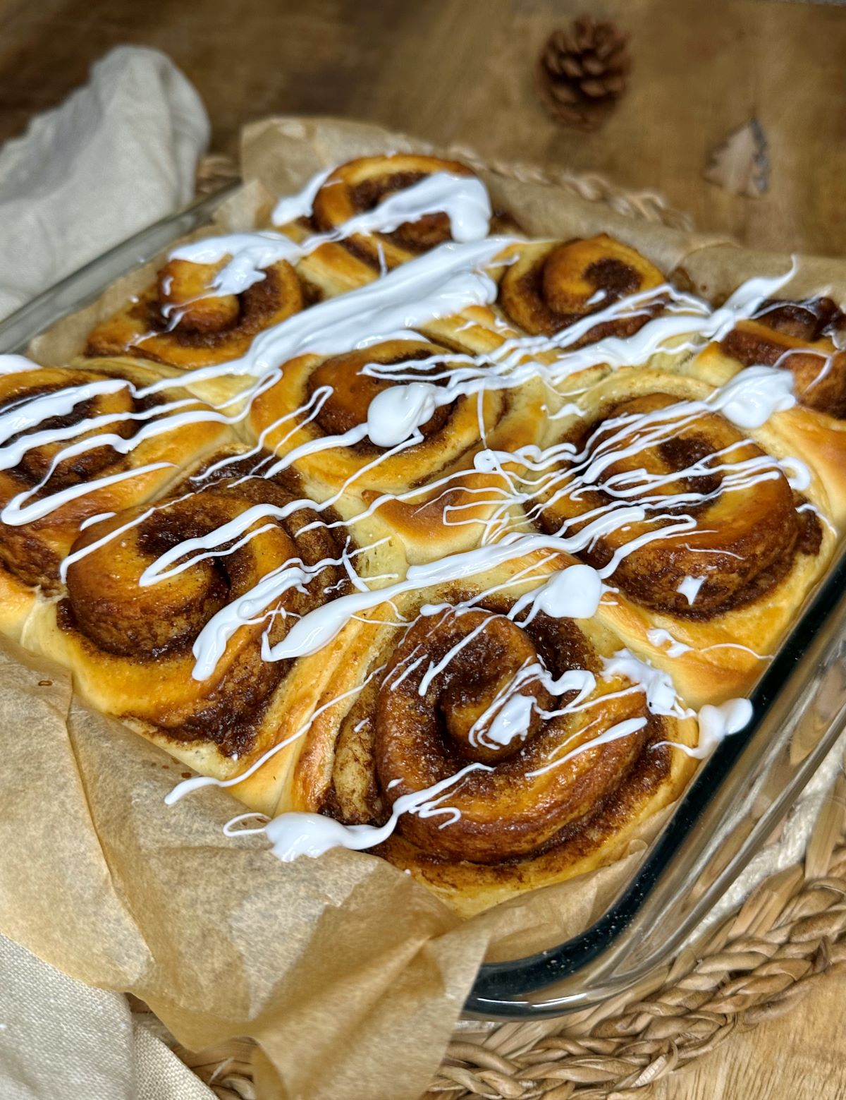 Cinnamon rolls maison avec glaçage blanc