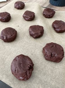 Faire des boules avec la pâte à cookies et les aplatir.