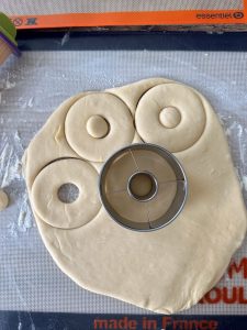 Découper les donuts avec un emporte-piece