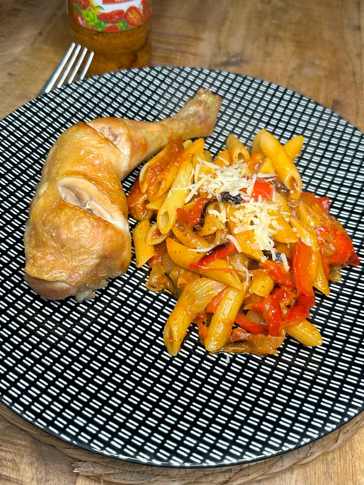 Pâtes au pesto rosso et poivrons avec cuisse de poulet rôtie