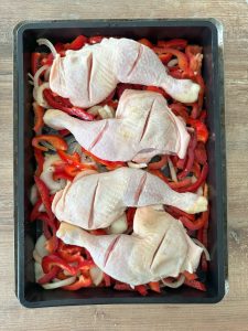 Cuisses de poulet sur poivrons rouges