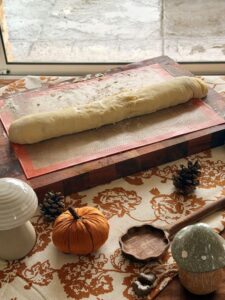 Rouler la pâte en un long boudin qu'on découpe en 8 tronçons