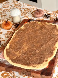étaler la ganriture à la cannelle sur la pâte briochée