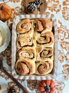 Cinnamon rolls dorés à la sortie du four avant l'ajout du glaçage