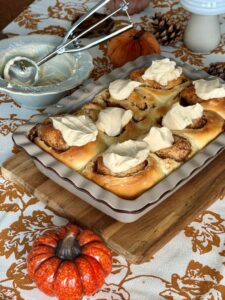Déposer une cuillère de glaçage sur chaque cinnamon roll