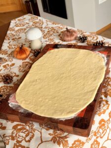 étalez la pâte à brioche en un grand rectangle