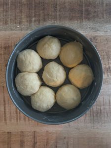 Brioche en couronne avec des boules